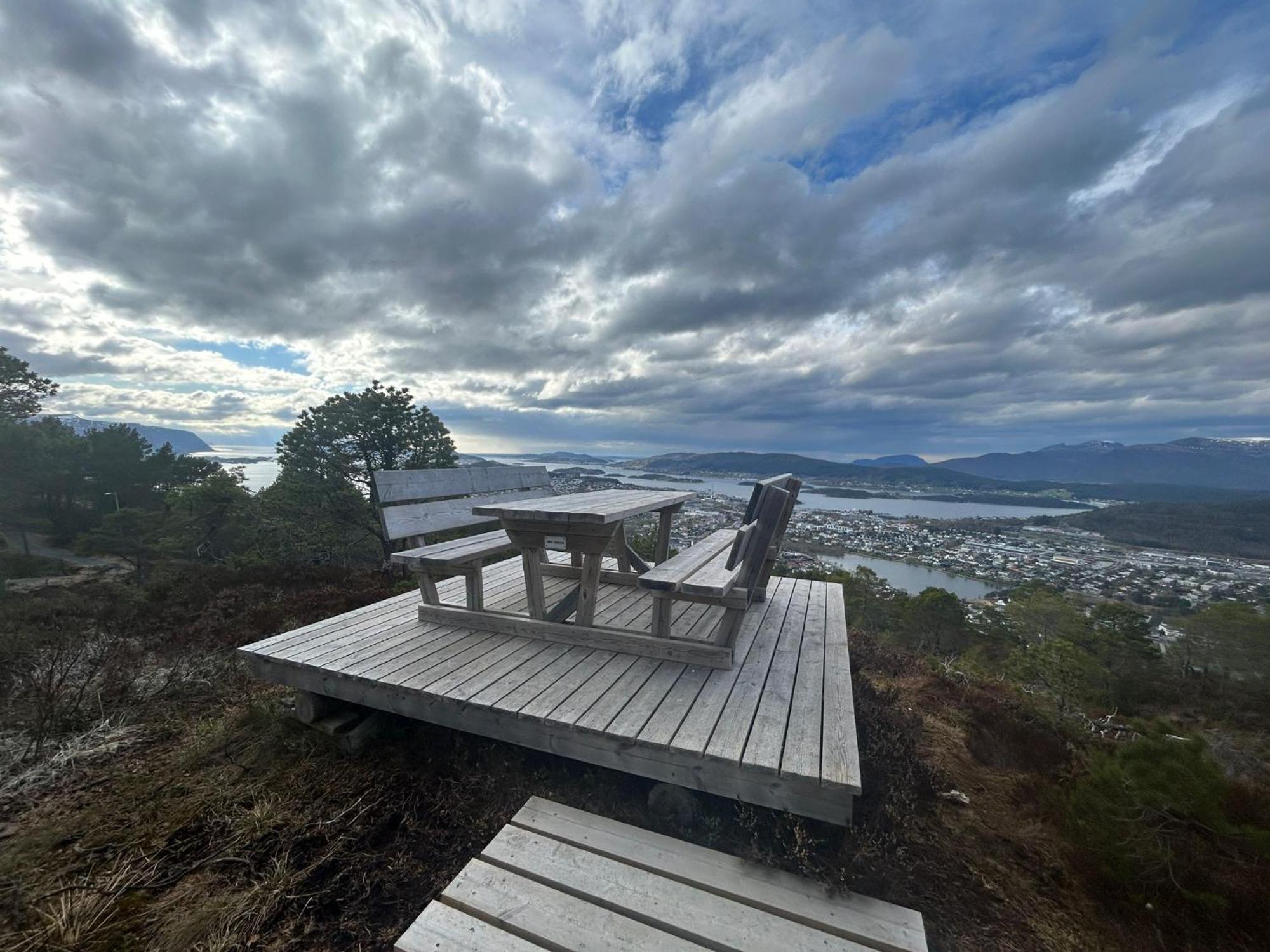 Cozy Retreat In The Heart Of Alesund Appartement Buitenkant foto