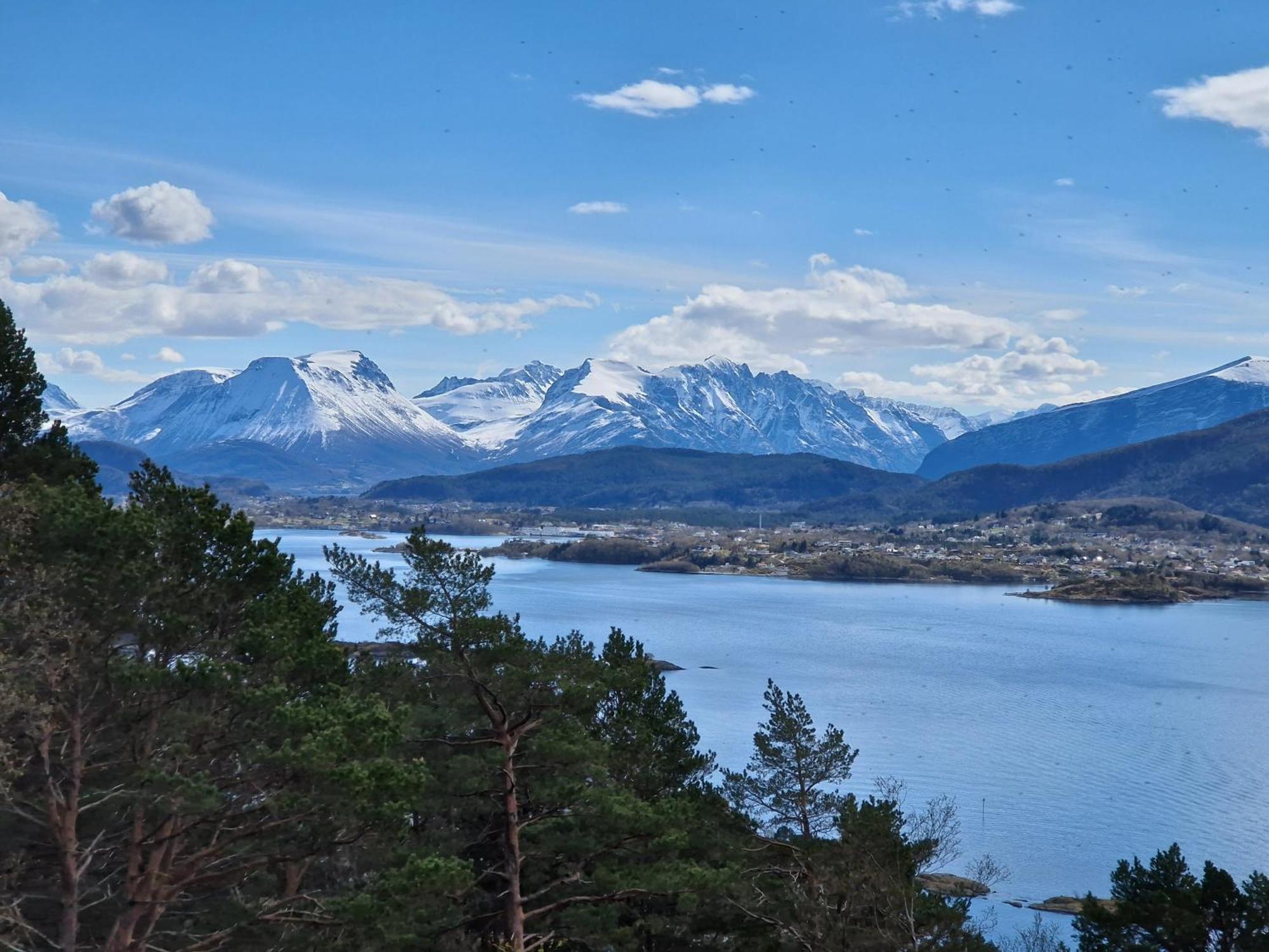 Cozy Retreat In The Heart Of Alesund Appartement Buitenkant foto
